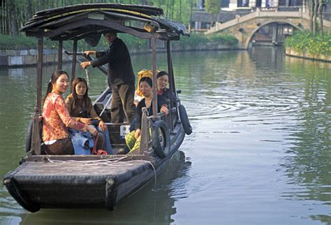 蕭山 烏鎮怎麼坐車 可否提供一些關於烏鎮的歷史文化背景與蕭山的風景地貌呢？